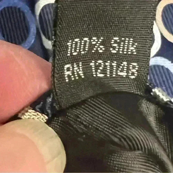 Michael Kors men’s tie in blue circle design 100% silk, 3.5” wide in EUC - Picture 3 of 4